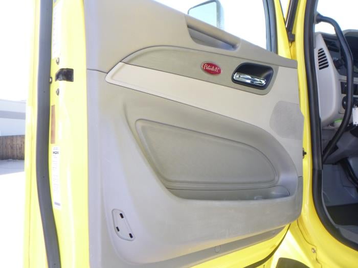 2021 Peterbilt 579 Base