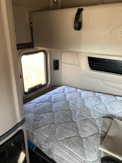 2022 Peterbilt 579 Base