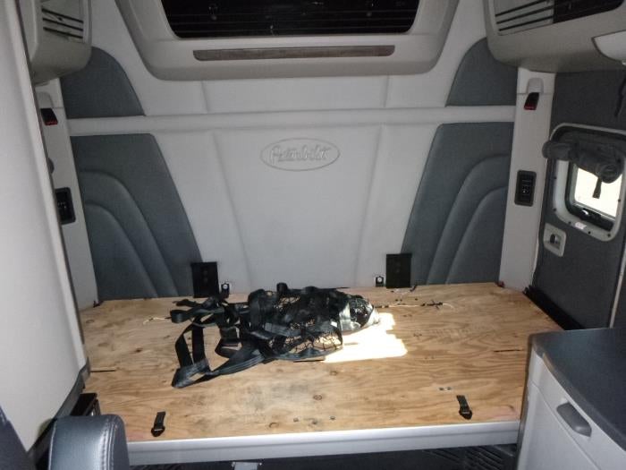 2022 Peterbilt 579 Base