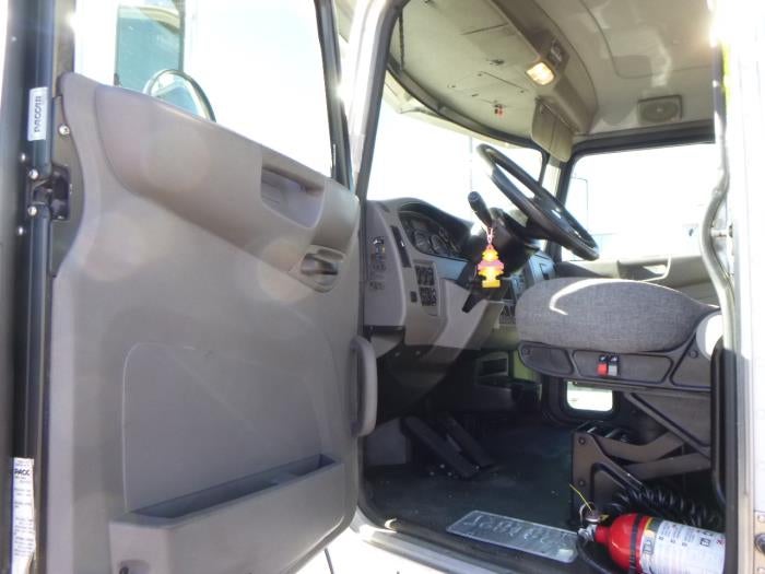 2020 Peterbilt 330 Base